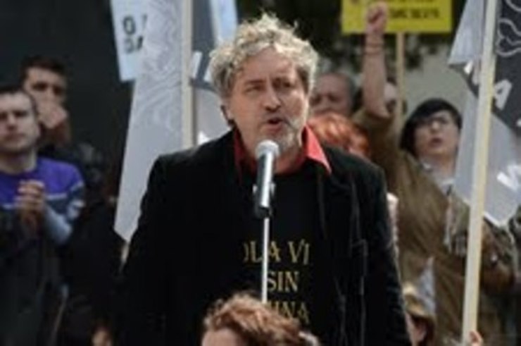 Manolo Rivas lendo o manifesto da manifestación contra a mina de Corcoesto en Carballo