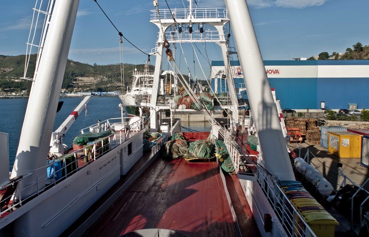 Barcos nas instalacións de Pescanova en Chapela-Redondela 