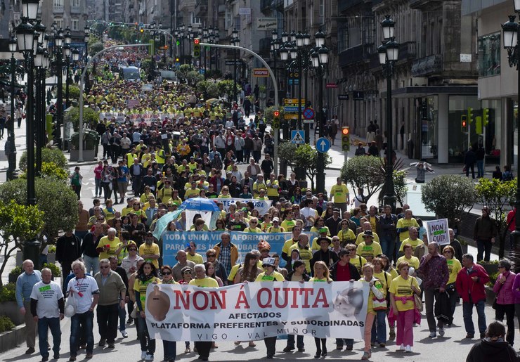 Milleiros de persoas marcharon en Vigo contra as quitas nas preferentes e subordinadas 
