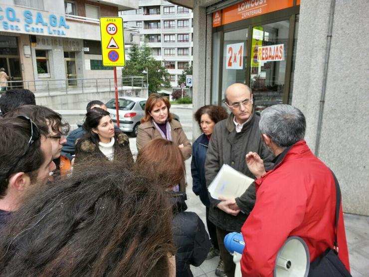 O deputado do PP Celso Delgado debate cos afectados polas hipotecas 