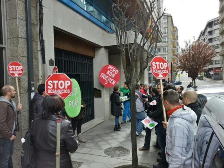 Concentración de afectados polas hipotecas ante o domicilio en Ourense do deputado do PP  no Congreso Celso Delgado 