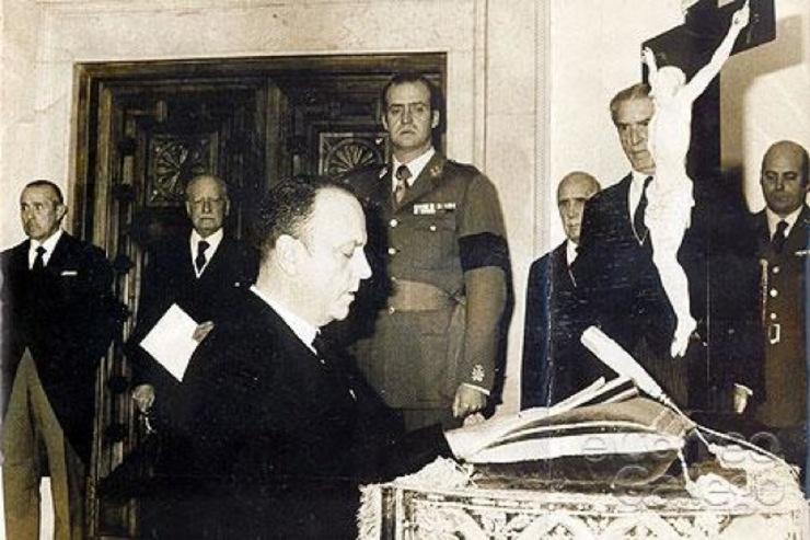 Manuel Fraga xura en presencia do rei Juan Carlos o cargo de vicepresidente e ministro de Gobernación do Goberno de Carlos Arias Navarro, en 1975.