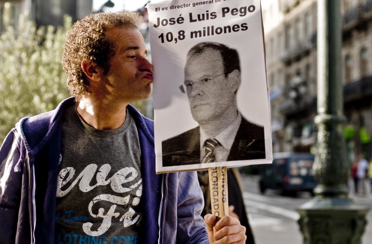 A millonaria indemnización recibida por José Luis Pego, ex-directivo de Caixanova, causou indignación entre os cidadáns / Miguel Núñez