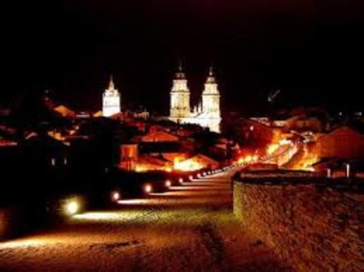 Muralla de Lugo coa catedral ao fondo/ quetiempo.es