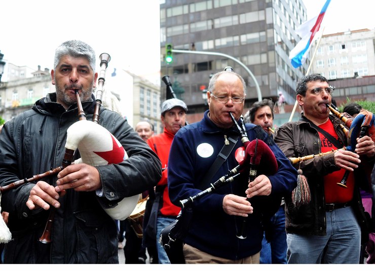 Gaiteiros nunha das manifestacións do 1º de maio en Vigo 