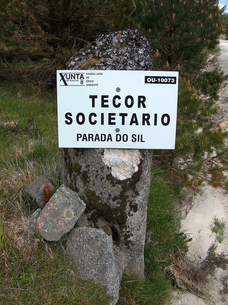 Marco danado por un letreiro da Xunta/ http://dolmensedemaisfamilia.blogspot.com.es