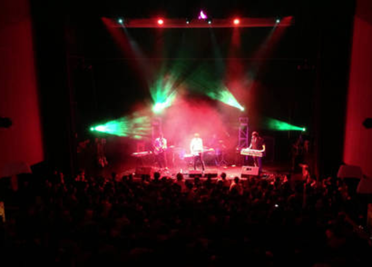 Pony Bravo encheron na Sala Capitol 