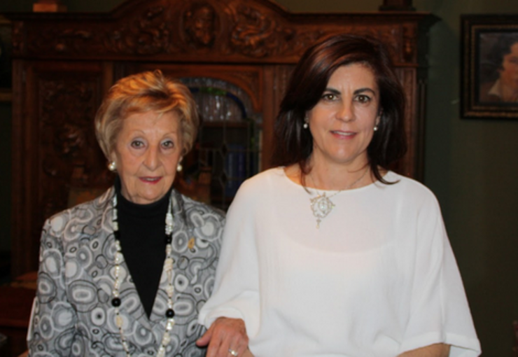 Gloria Lago, presidenta de Galicia Bilingüe, á dereita, na presentación da revista Vosotros na Academia Galega de Belas Artes na Coruña 