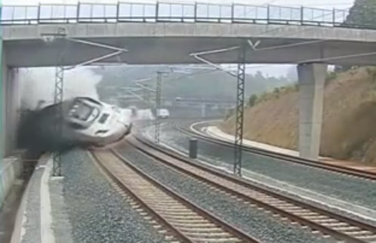 Intre do accidente do tren Alvia en Angrois en Santiago nunha imaxe dunha cámara fixa de RENFE /foon youtube Intre do accidente do tren Alvia en Angrois en Santiago nunha imaxe dunha cámara fixa de RENFE /foon youtube