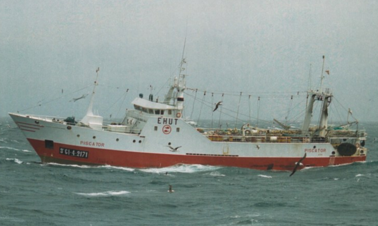 O pesqueiro arrastreiro galego Piscator faenando no Atlántico Sur 