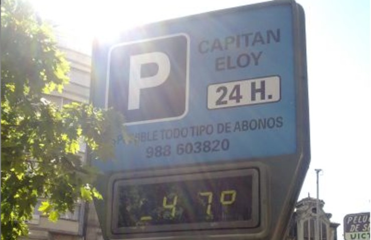 Termómetro que marca a calor na rúa Capitán Eloy de Ourense durante un verán /tarsiemtb.com