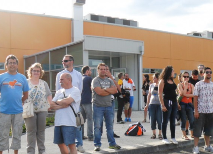 Traballadores na fábrica de paneis T-Solar