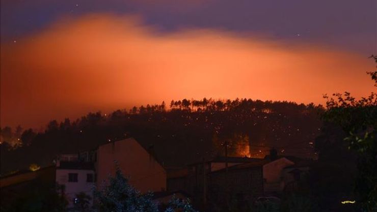 O lume avanza entre os concellos de Quiroga e Larouco/ eldiario