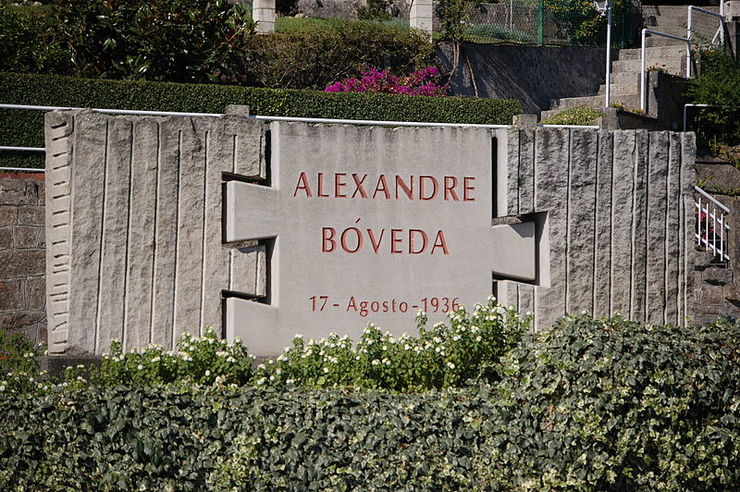 Monumento a Alexandre Bóveda na Caeira (Poio) 