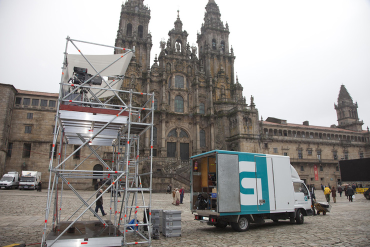 Unidade móbil da TVG na Praza do Obradoiro