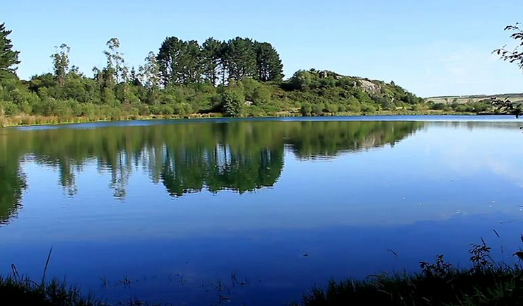 Lago artificial das Pontes sobre a mina de carbón 