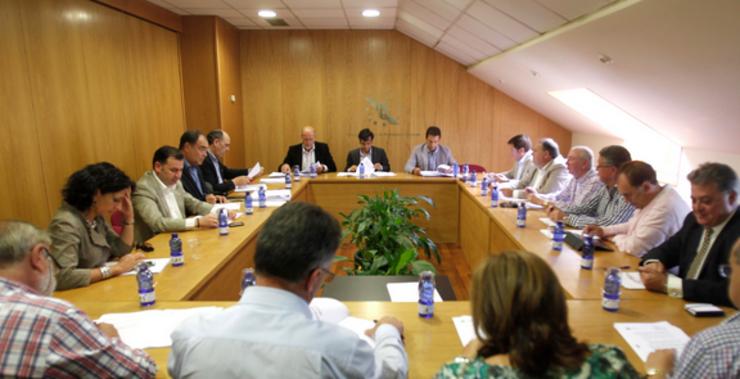 Reunión de alcaldes nunha directiva da FEGAMP / José Luis Jiménez