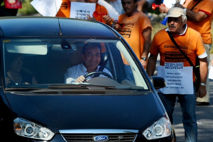 Protesta dos afectados polas preferentes contra Rajoy e o PP en Soutomaior 