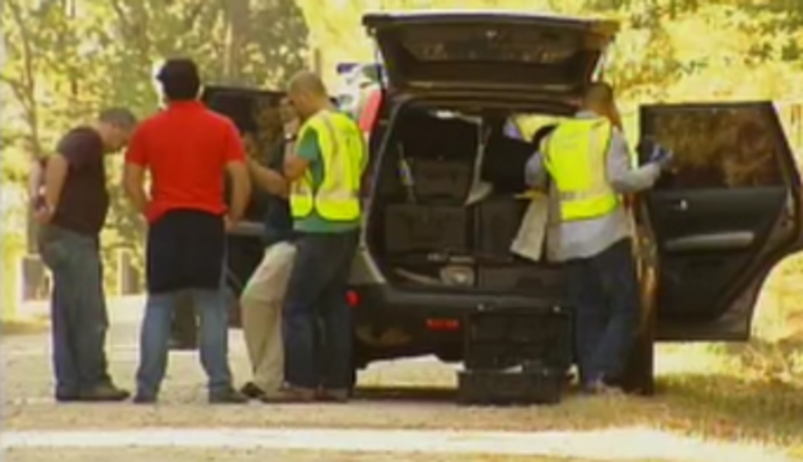 A Guardia Civil no lugar que apareceu o cadaver da rapaza asasinada