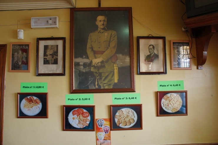 Un gran retrato de Franco e outro máis pequeno de Primo de Rivera presiden o Bar Javi