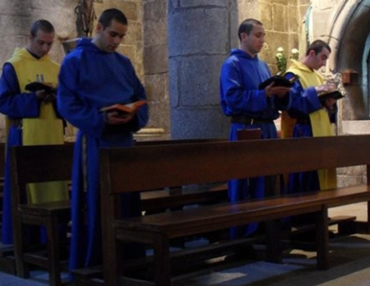 Mozos vestidos como frades cos cores da Orden de San Miguel Arcangel //grupodesamiguelarcangel.org