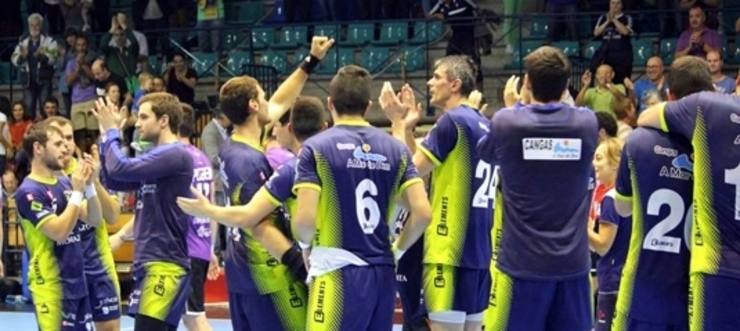 Os xogadores do Cangas celebran unha vitoria coa afección. 