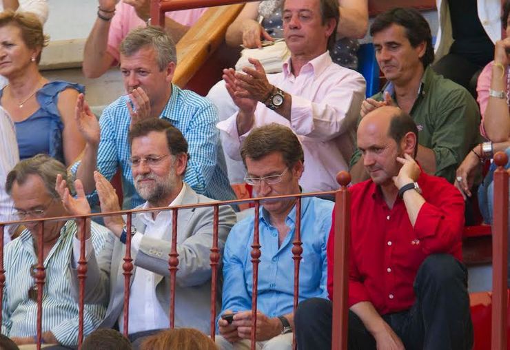 O empresario conseguidor da Operación Zeta, Pachi Lucas, detrás de Feijóo, nunha sesión taurina na que tamén está Rajoy e outros cargos do Partido Popular