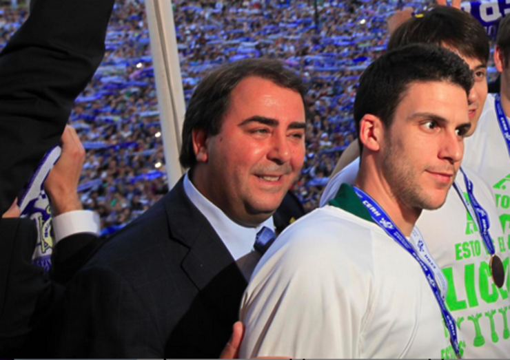 Carlos Negreira, celebrando o asceso do Deportivo da Coruña en María Pita 