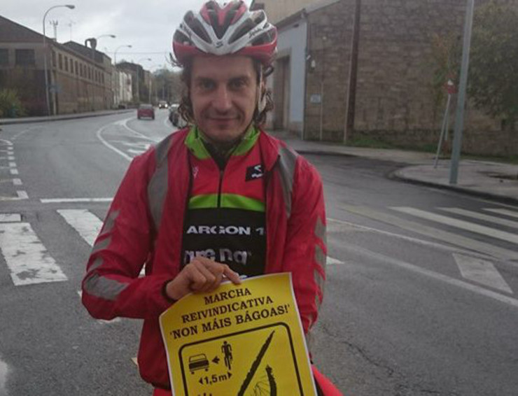 Iván Raña, co cartel da marcha. 
