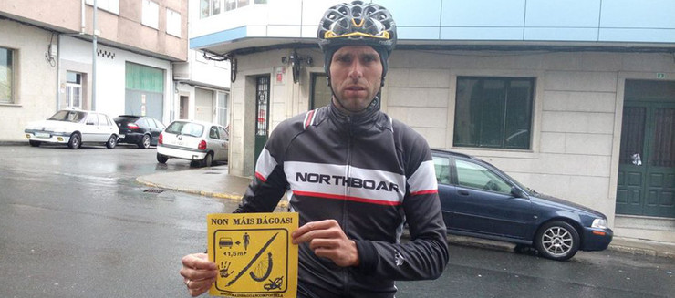 O ciclista Álex Marque, co cartel reivindicativo. 
