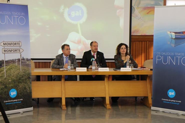 Acto de presentación da segunda fase do .gal co reitor da Universidade de Vigo, Salustiano Mato, o Presidente da Asociación PuntoGal, Manuel González e a Directora Xeral  da Asociación, Edita de Lorenzo.