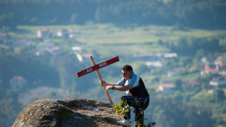 Activistas da Plataforma Salvemos a Serra de Fracha,  que será afectada pola construción da A57