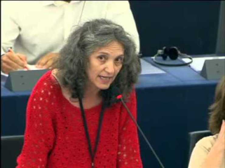 A eurodeputada galega Lidia Senra preguntando na Cámara