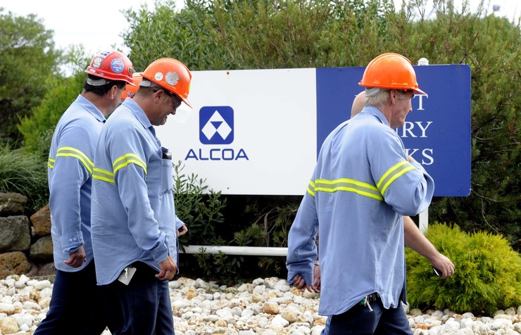 Traballadores nunha planta de Alcoa