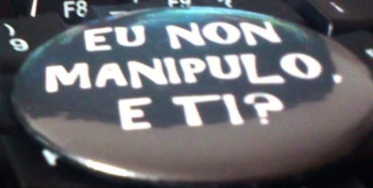 Chapa co lema 'Eu non manipulo' nunha protesta dos traballadores da CRTVG