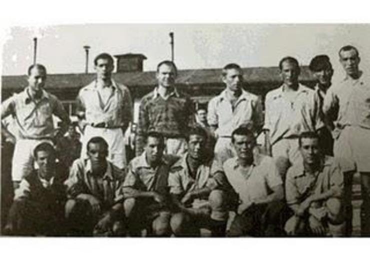 Equipo de fútbol dos presos españois en Mauthausen.