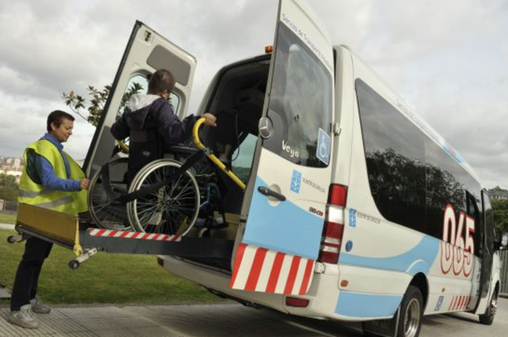 Ambulancia do 065 transportando a un discapacitado en cadeira de rodas 