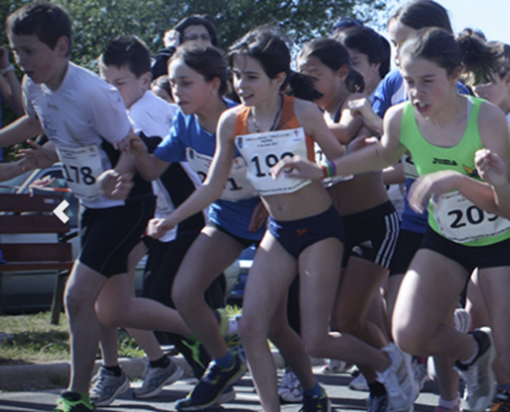 Rapaces participantes nunha competición de atletismo, nunha imaxe de carreirasgalegas.com