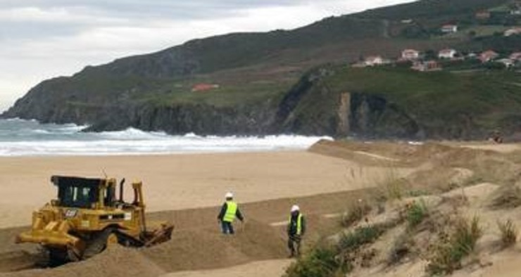 Bulldozer abrindo a canle artificial na Lagoa da Frouxeira- Valdoviño 