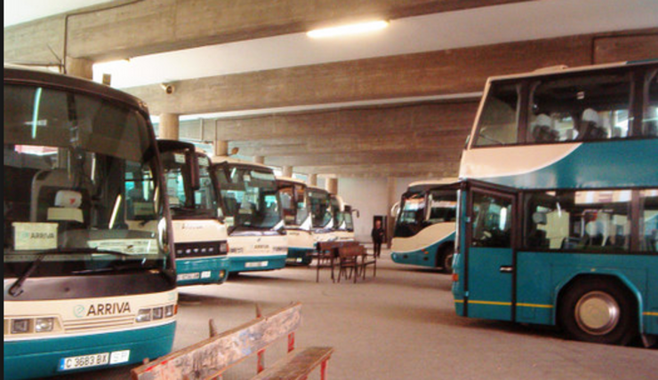Autobuses de Arriva nunha estación de transporte de pasaxeiros 