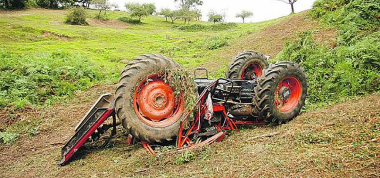 Accidente con tractor emborcado 