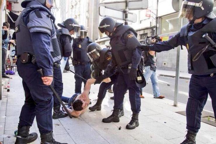 A Policía carga contra os mariñeiros do cerco concentrados ante o Parlamento galego /@rubenglez 