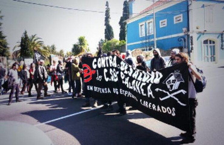 Protestas dos activistas de Stop Desafiuzamentos en contra do desaloxo do Centro Social de Palavea