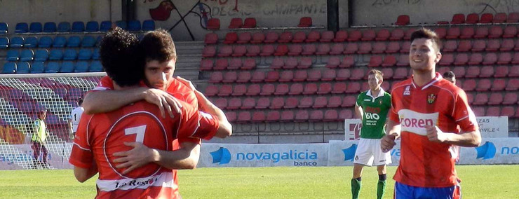 Os ourensáns acuden a felicitar a Iker Alegre polo seu gol. 