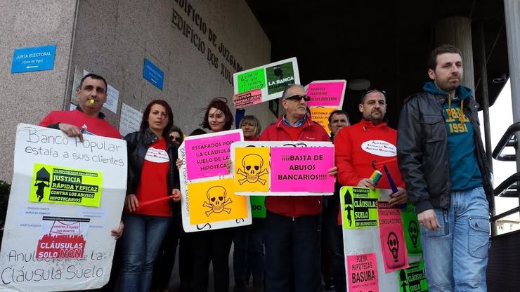 A plataforma de afectados por abusos bancarios nunha protesta diante do Banco Popular