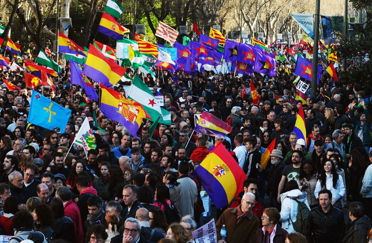 Miles de bandeiras deron cor á Marcha da Dignidade 