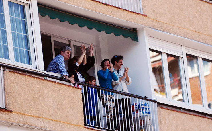 Veciños de Madrid aplauden desde un balcón na zona de Praza Castilla á columna galega que participou na Marcha da Dignidade 