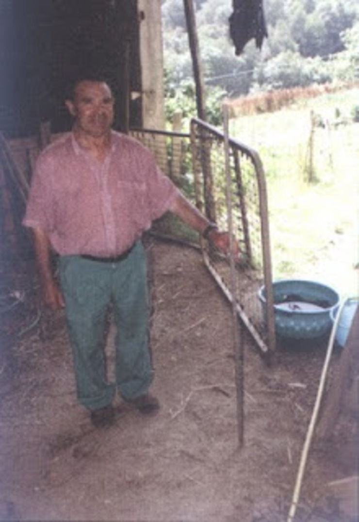 55 anos depois José Álvarez aínda ten un pedazo de tubería do sistema de combustible que usa para facer empalmes