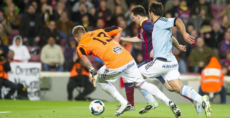 Messi supera a Yoel no segundo gol. 