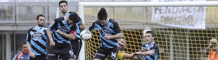 O balón peta contra a barrera do Lugo. 